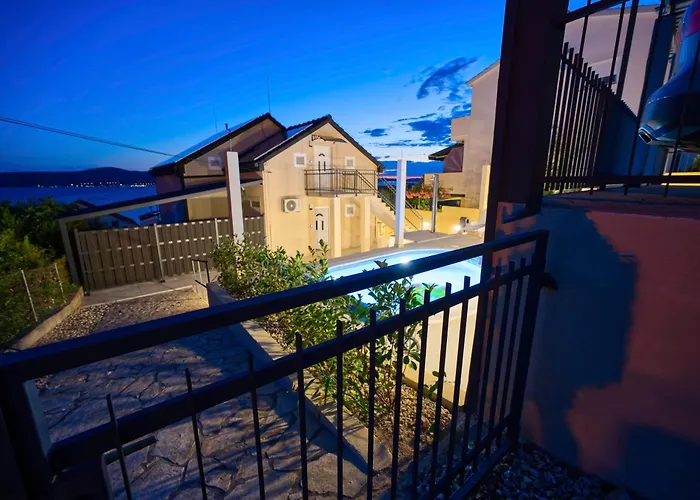 Na Moru With Pool And Sea View شقة